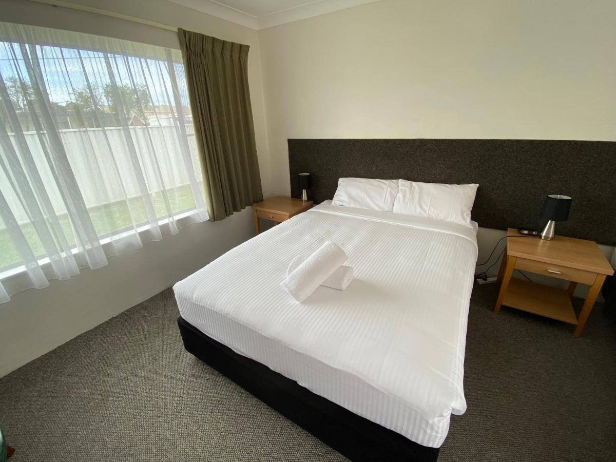 Hanging Rock Family Motel Batemans Bay Esterno foto